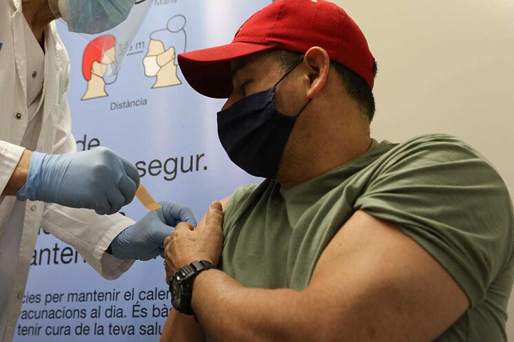 Un prisonnier reçoit un vaccin