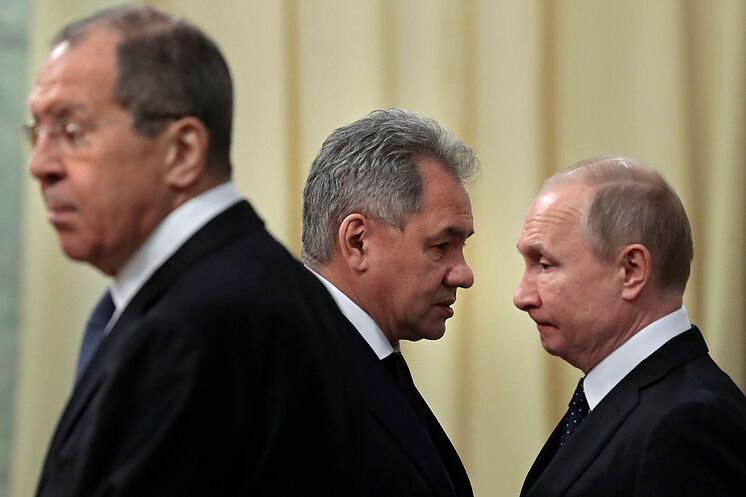 Le ministre russe des Affaires étrangères Sergueï Lavrov (à gauche) et le ...