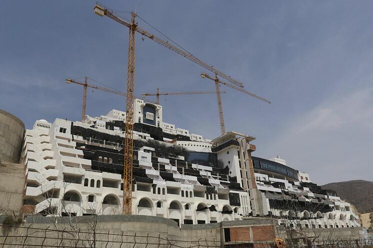 Hôtel construit sur la plage d'Algarrobico, dont les travaux sont ...