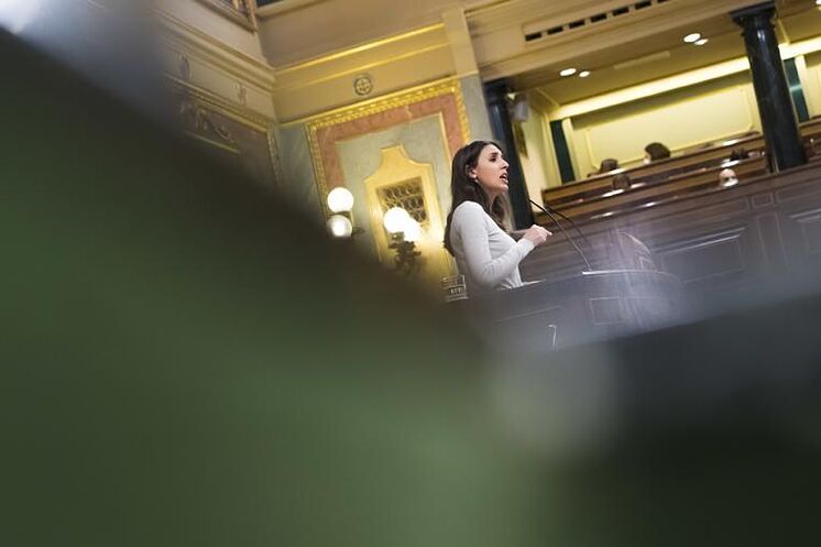 Irene Montero intervient depuis la plateforme du Congrès en séance plénière.