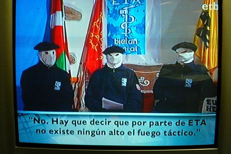 Trois hommes d'ETA cagoulés lors d'un message audiovisuel diffusé par le ...