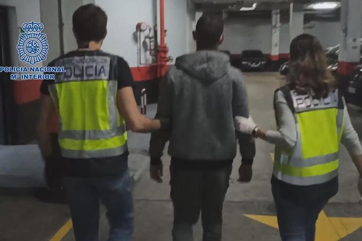 Deux agents ont arrêté l'un des patrons des bateaux ...