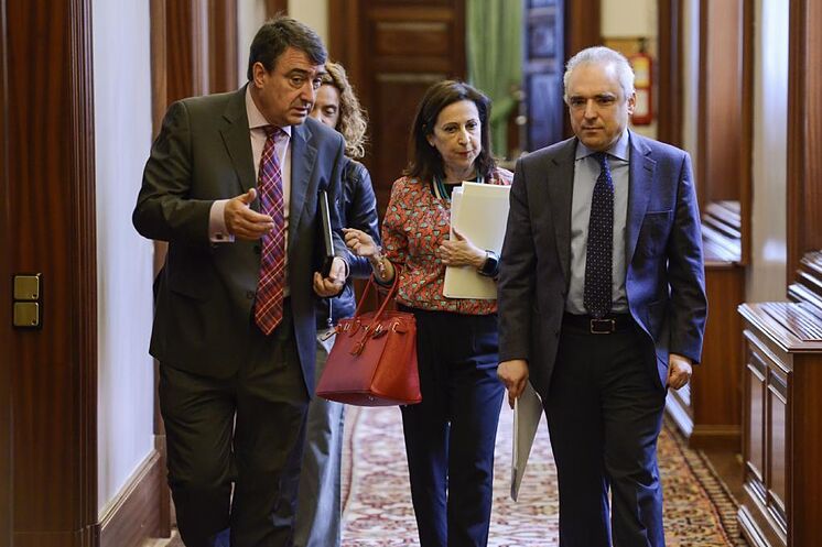 Aitor Esteban avec la ministre Margarita Robles et Rafael Simancas ...