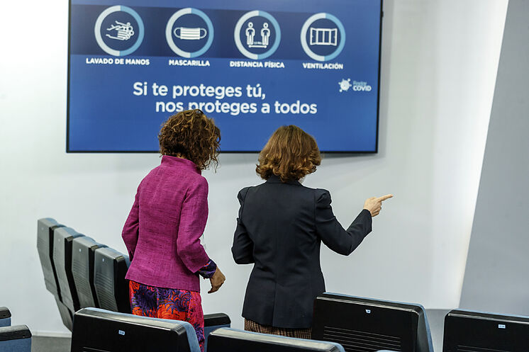 La vice-présidente Carmen Calvo et le ministre des Finances et porte-parole ...