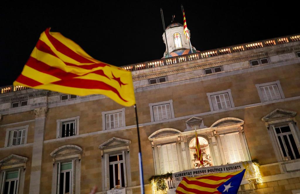 Une vagues étoilées devant le Palau de la Generalitat.