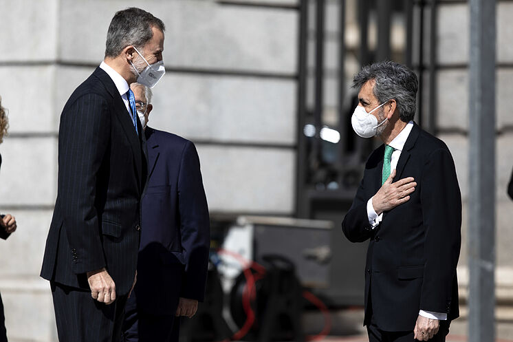 Le président de la CGPJ, Carlos Lesmes (à droite), salue le roi, ce ...