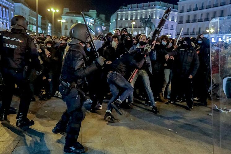 Un moment de protestation non autorisée à Madrid pour l'entrée en ...