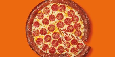 Little Caesars répond à l&rsquo;appel de fans enthousiastes et ramène une pizza à croûte de bretzel
