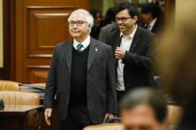 Manuel Castells, au Congrès, suivi du député Gerardo ...