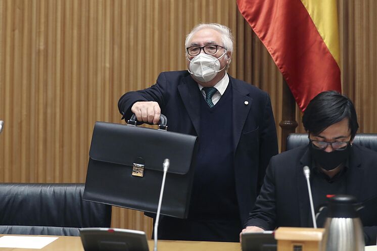 Le ministre Manuel Castells, jeudi au Congrès, avec ...