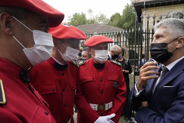 Marlaska s'entretient avec plusieurs ertzainas au Conseil d'Administration de Gernika ...