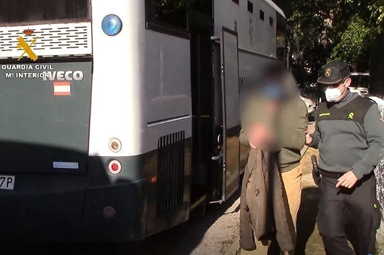 Pedro Barbadillo, escorté par un agent de la Garde civile après avoir été ...