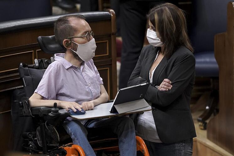 Les porte-parole parlementaires de United We Can, Pablo Echenique et ...