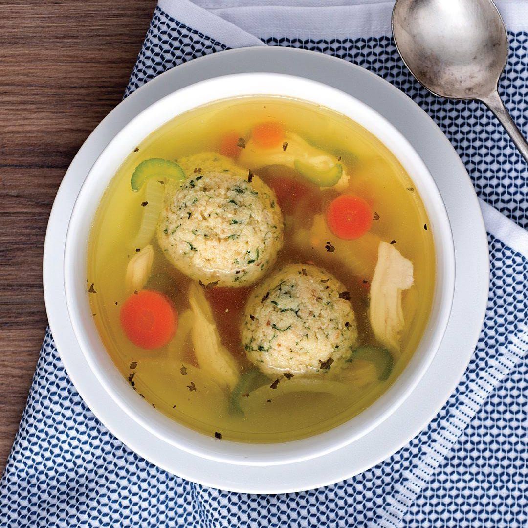 Oubliez la cuisson de cette Pâque et laissez TooJay's Deli préparer votre repas des fêtes Soupe aux boulettes de matzo Deli de TooJay's