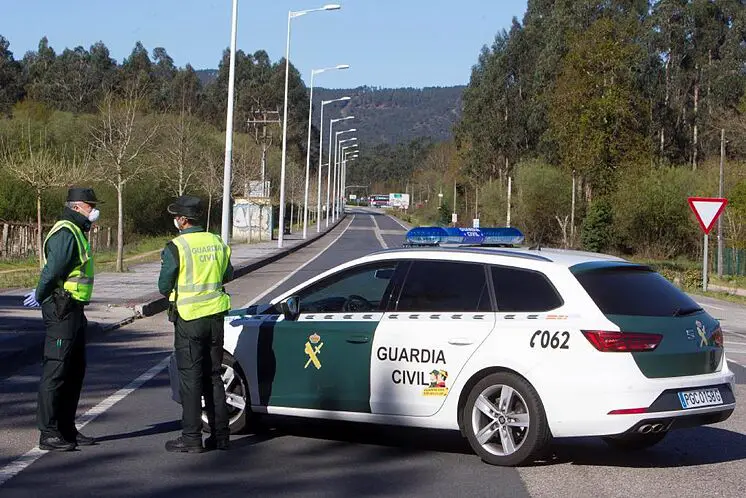 Des membres de la Garde civile, lors d'un contrôle sur une route.
