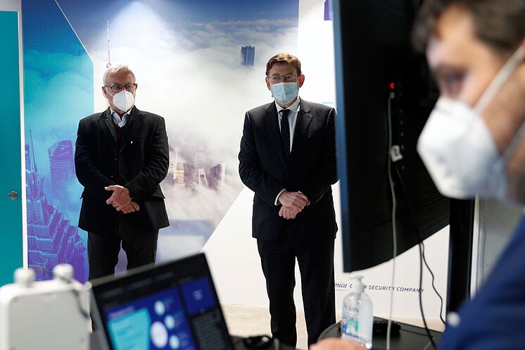 Puig, avec le maire Ribó, dans un centre Telefónica spécialisé ...