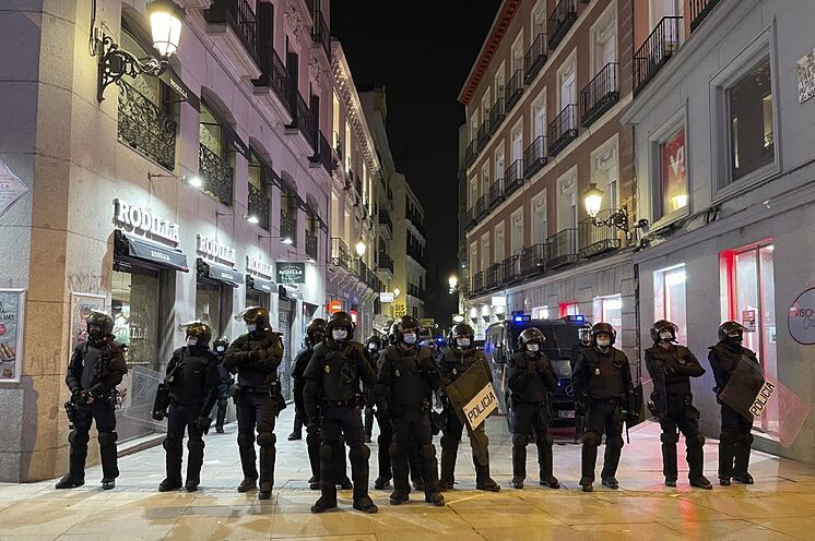 Agents anti-émeute ce s