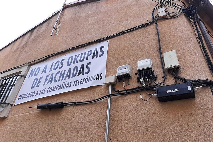 Façade de la maison de Dolores à Velilla avec la bannière.