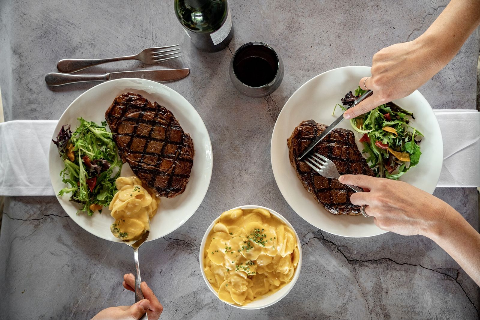 Recréez l'expérience de la Saint-Valentin au restaurant avec un barbecue à la maison Recréez l'expérience de la Saint-Valentin au restaurant avec un barbecue à la maison