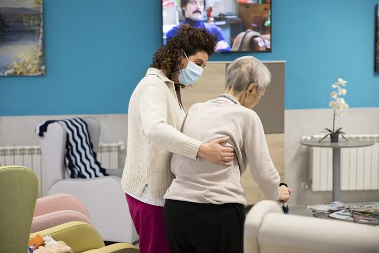 Une vieille femme dans une résidence à Madrid.