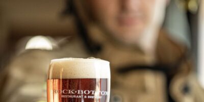 Soutien communautaire de Rock Bottom Sparks avec le retour du chef des pompiers Ale