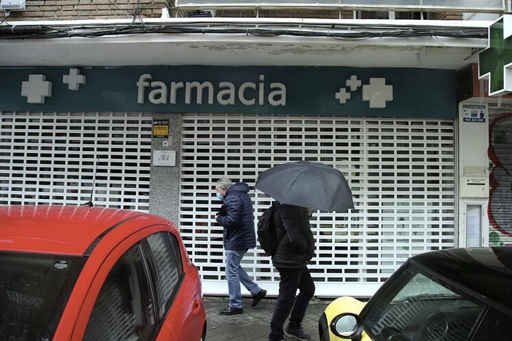 Deux personnes passant devant la pharmacie qui ont souffert