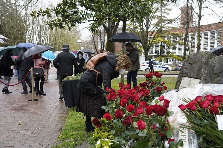 Miren Larrion, porte-parole d'EH Bildu, dépose un bouquet de fleurs dans ...