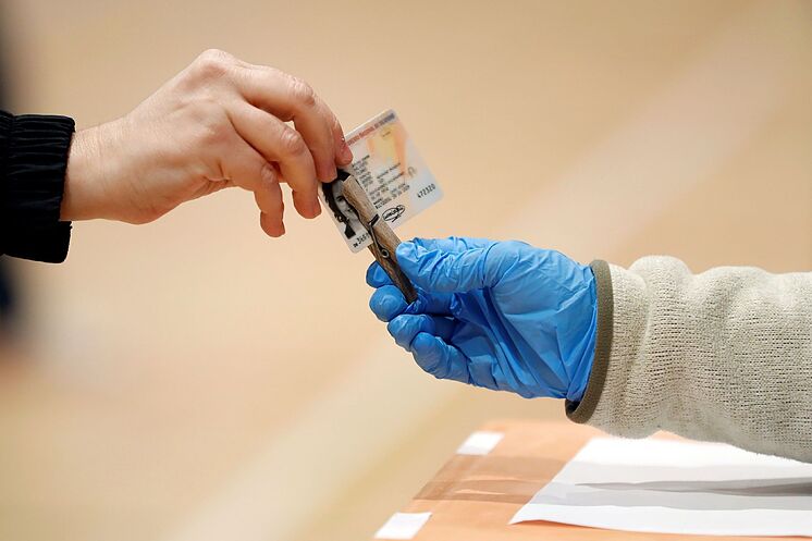 BARCELONA.- Une personne remet son <HIT> DNI </ HIT gt;  aile...