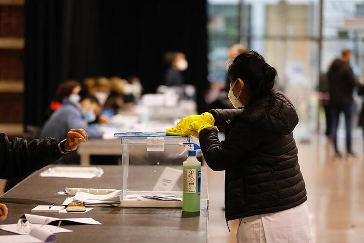 Elena, de l'équipe de nettoyage, désinfecte une urne à Cotxeres de ...
