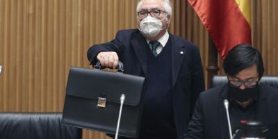 Castells reconnaît un arriéré de 15000 diplômes universitaires étrangers, car ils prennent plus de deux ans pour être approuvés