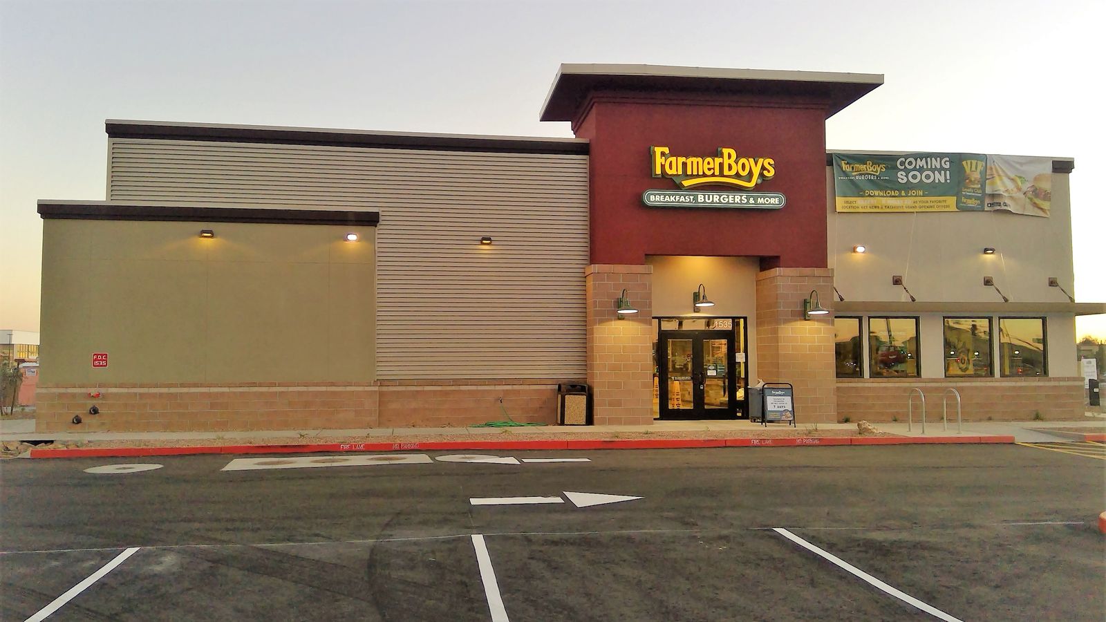 Le concept décontracté rapide basé à Riverside a officiellement ouvert son premier emplacement en Arizona à Gilbert, en Arizona. Les premiers Farmer Boys d'Arizona sont maintenant ouverts