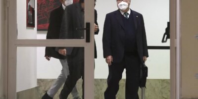 Manuel Castells recule dans son plan de «consolider» les carrières de trois ans et de les forcer maintenant à toutes les quatre dernières années