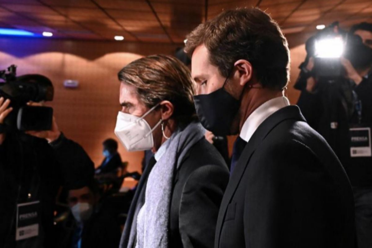 Aznar y Casado, à l'arrivée à l'événement à l'Université Francisco de Vitoria.