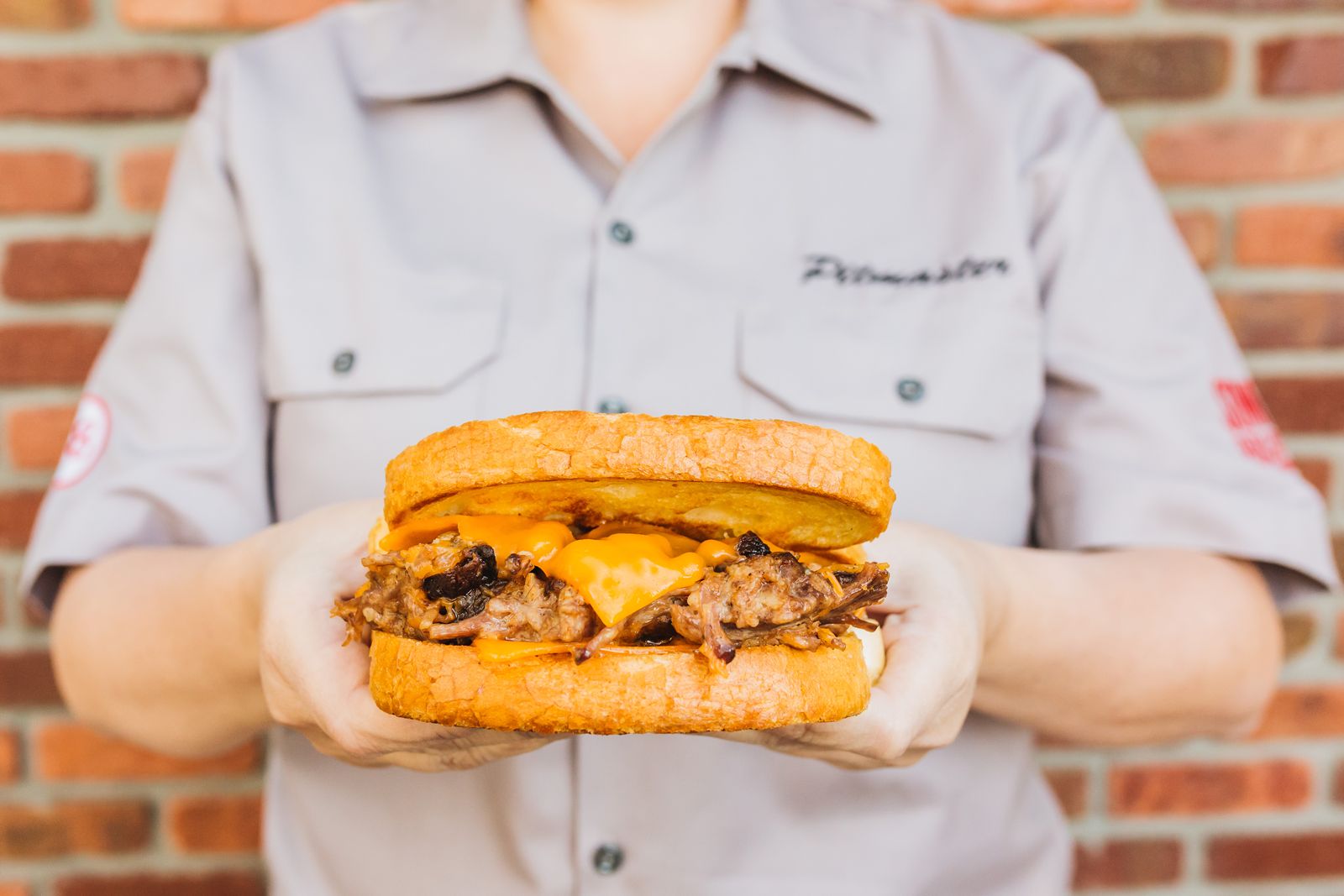 Grilled Cheese Sonny's BBQ Brisket Sonny's BBQ présente un nouveau sandwich à la hauteur du battage médiatique: le vrai sandwich aux côtes levées