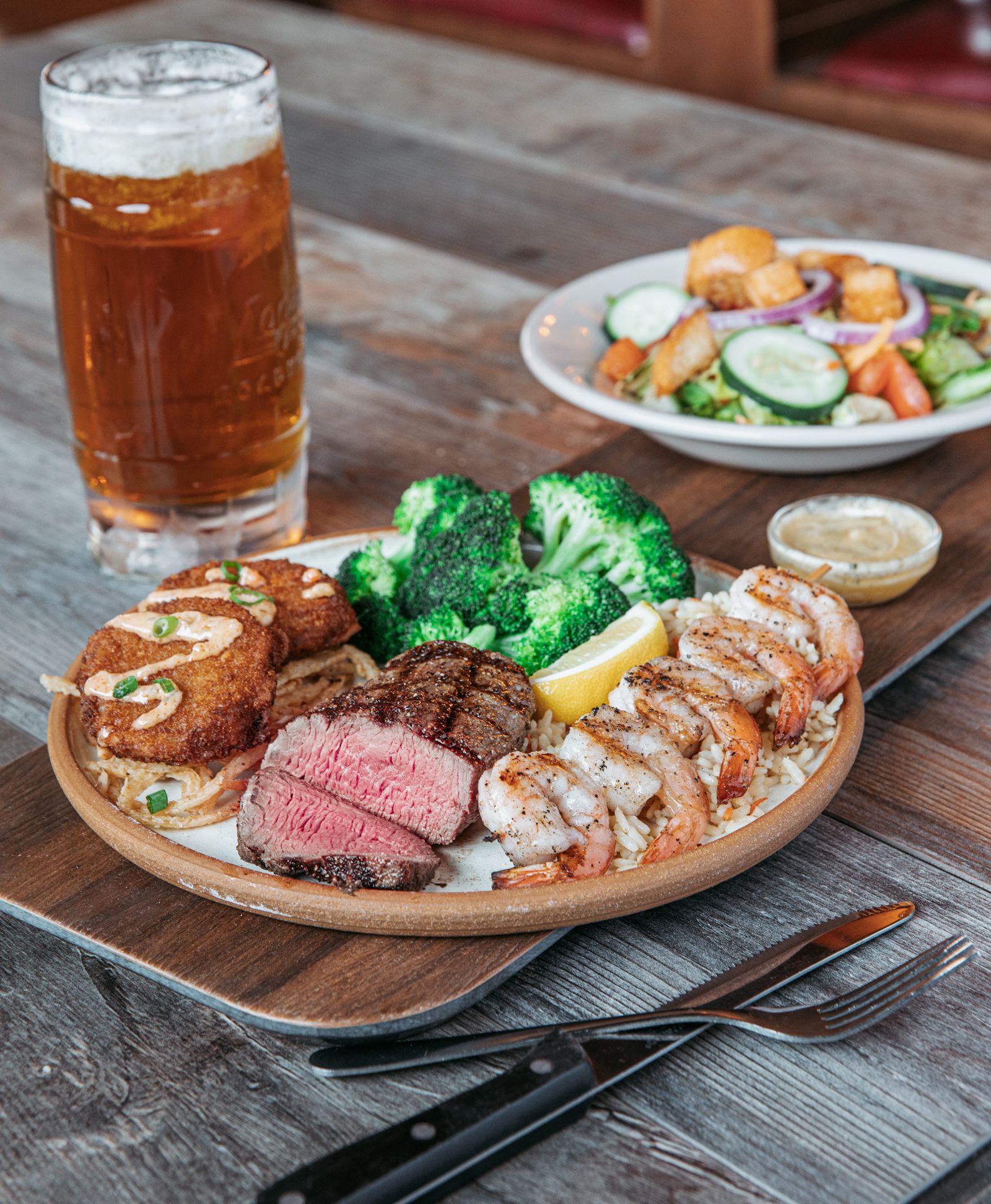 Trio Surf & Turf Roadhouse de Logan Le Roadhouse de Logan ajoute des saveurs fraîches à son nouveau menu printanier