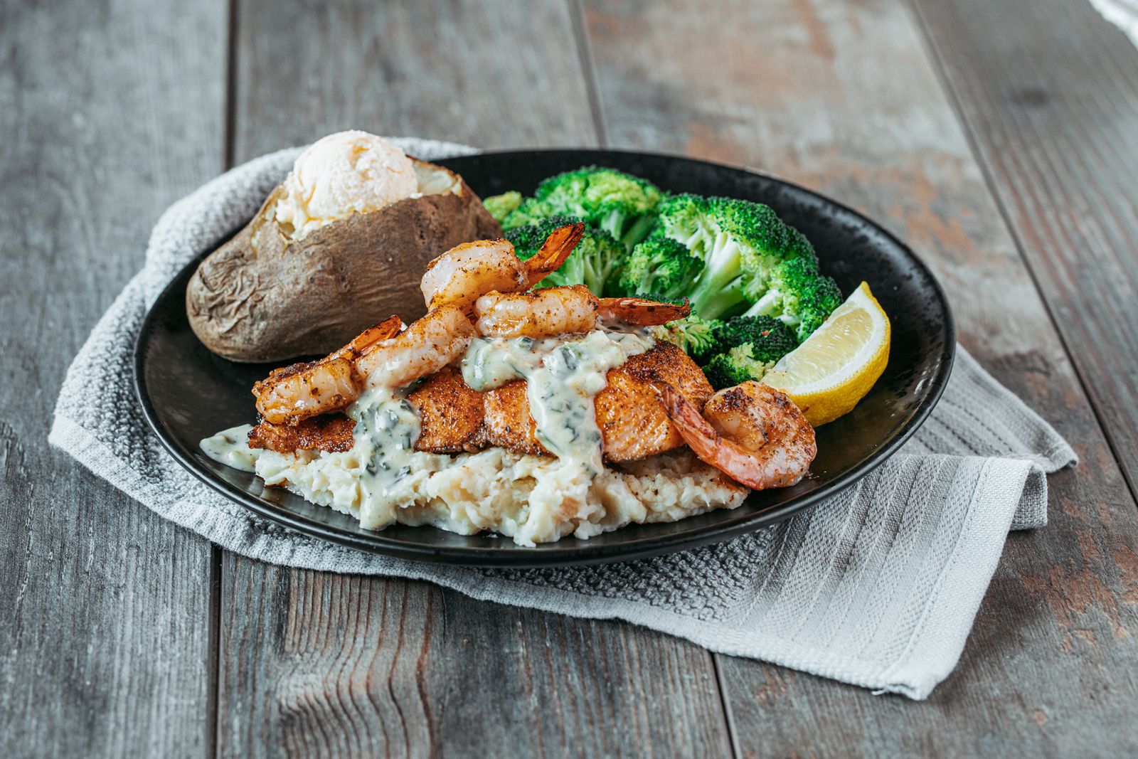 Saumon empilé aux crevettes de Logan's Roadhouse Le Roadhouse de Logan ajoute des saveurs fraîches à son nouveau menu printanier