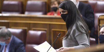 Macarena Olona demande au gouvernement au Congrès la liste complète des armes qu&rsquo;elle a détruites lors de sa «performance»