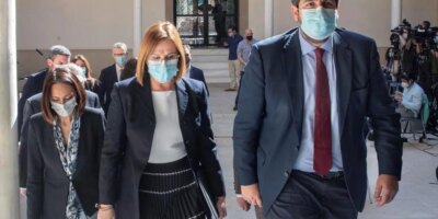 Les trois députés Cs qui ont passé un accord avec le PP en prennent possession en tant que conseillers de Murcie et Balos parle de « vente d&rsquo;esclaves »
