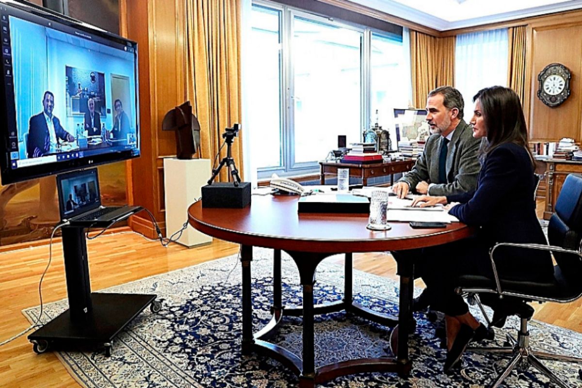 Les rois Felipe et Letizia, lors d'une visioconférence avec Juan Roig, président de Mercadona.