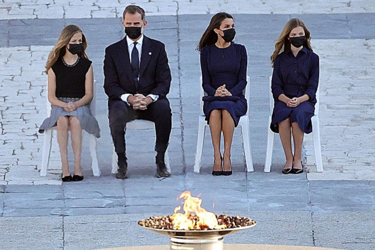 La famille royale, dans l'État hommage à la v