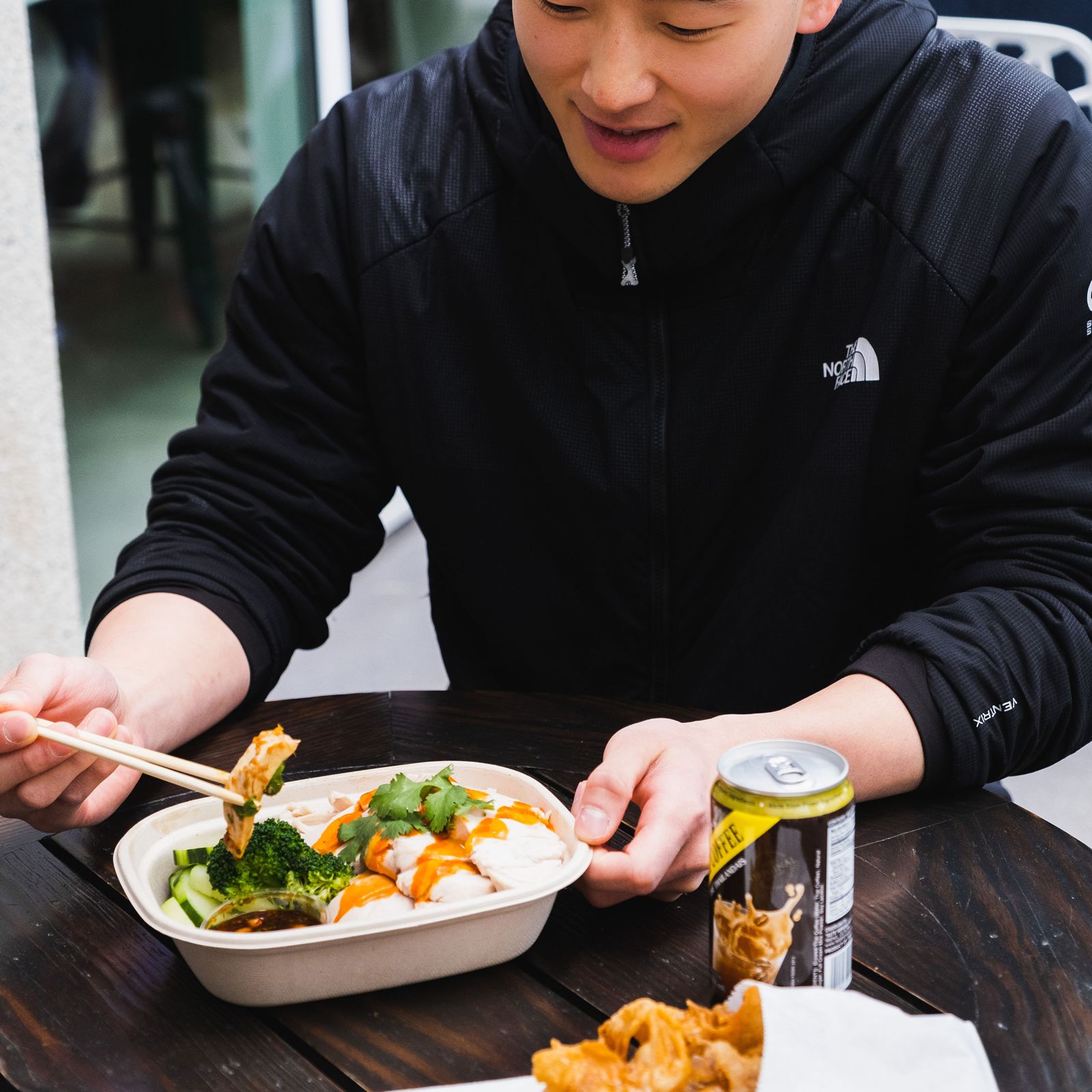 Rooster & Rice offre des espaces sûrs alors que San Francisco voit des pics de violence ciblée américano-asiatique Rooster & Rice offre des espaces sûrs alors que San Francisco voit des pics de violence ciblée américano-asiatique