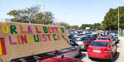 Une caravane avec des centaines de voitures protestent dans le sud d&rsquo;Alicante contre «l&rsquo;imposition» du valencien dans l&rsquo;éducation