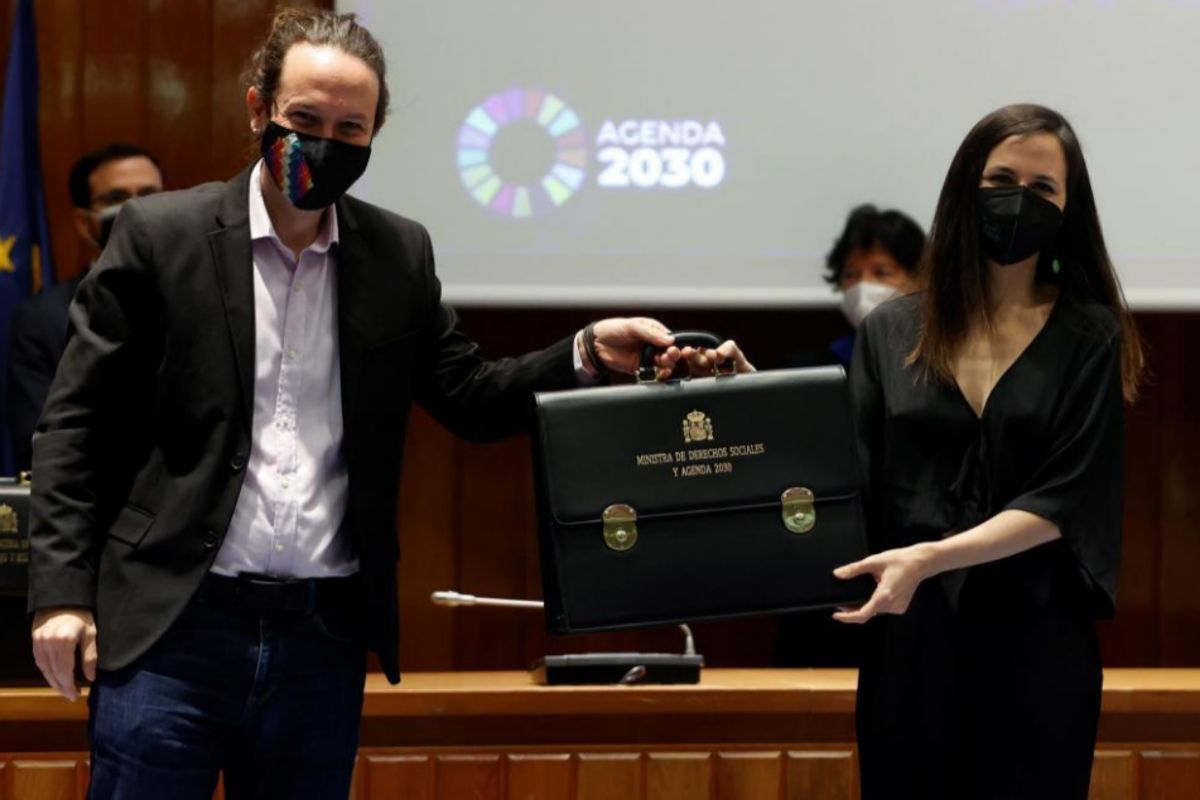 Ione Belarra, nouvelle ministre des Droits sociaux et de l'Agenda 2030, lors du transfert de portefeuille.