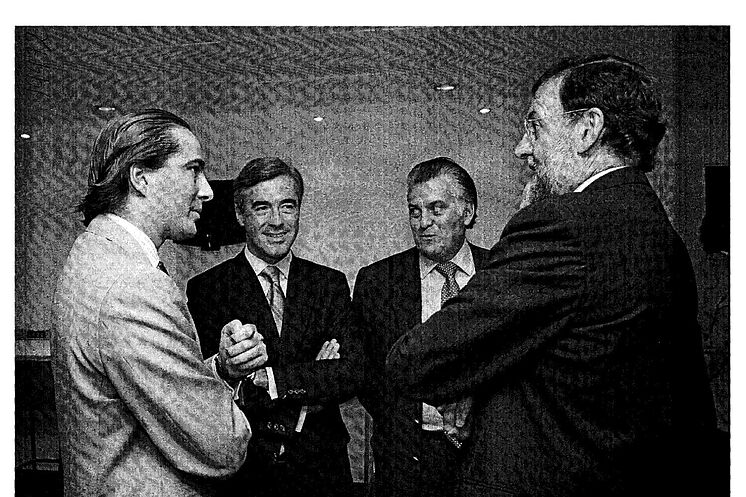 De gauche.  à droite, Gonzalo Urquijo, 