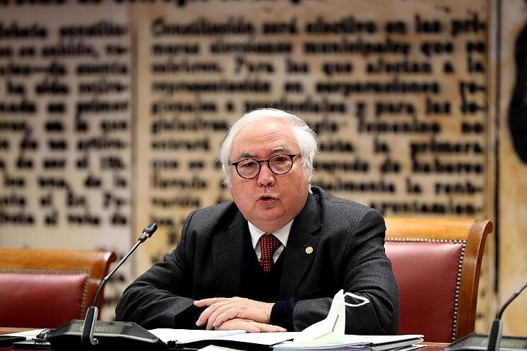 Le ministre des Universités, Manuel Castells, au Sénat.