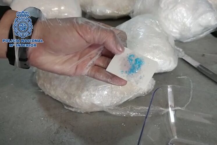 L'un des agents montre les substances saisies lors de la ...