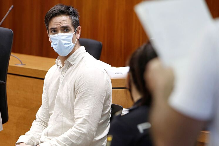 Rodrigo Lanza, écoutant le verdict du jury.