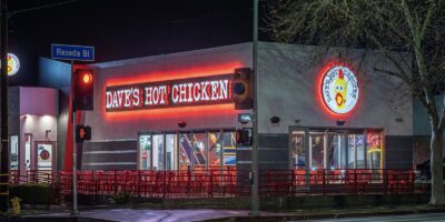 Dave&rsquo;s Hot Chicken annonce l&rsquo;ouverture officielle du tout nouveau restaurant de la région de Los Angeles à Northridge