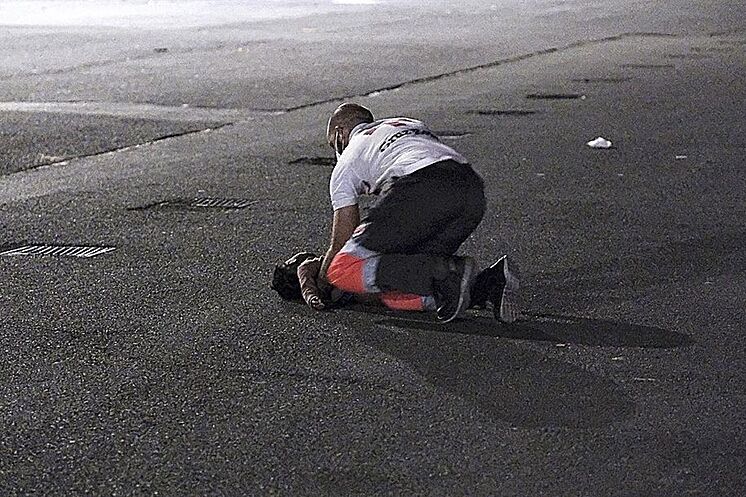 Un volontaire de la Croix-Rouge ressuscite un bébé