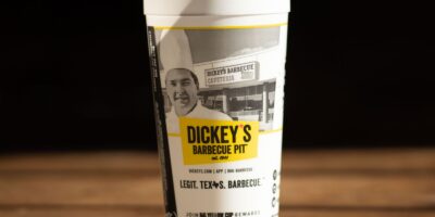 Dickey&rsquo;s Barbecue Pit poursuit la célébration du 80e anniversaire avec une tasse Tribute en édition limitée